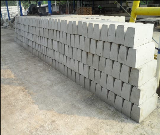 Kanstin beton terpasang di tepi jalan raya