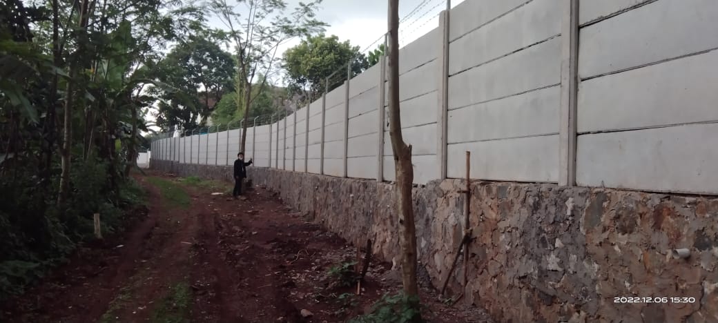 Detail tekstur dan finishing pagar panel beton precast