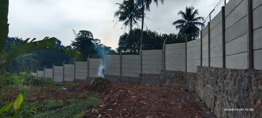 Pagar panel beton terpasang di area pabrik