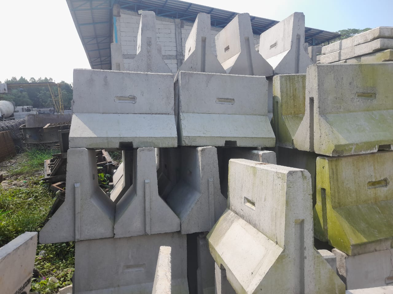 Detail profil dan sambungan road barrier beton precast