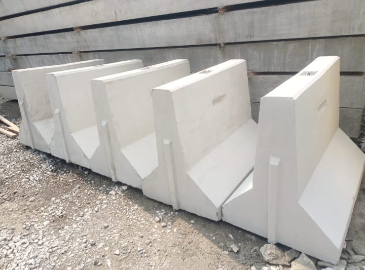 Road barrier beton terpasang di median jalan tol