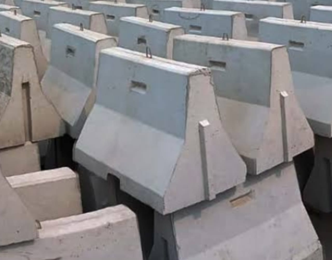 Apa Arti Road Barrier Beton? Pengertian, Fungsi & Jenis Pembatas Jalan